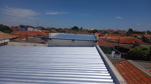 Telhado metálico residencial recém-instalado, visto de cima